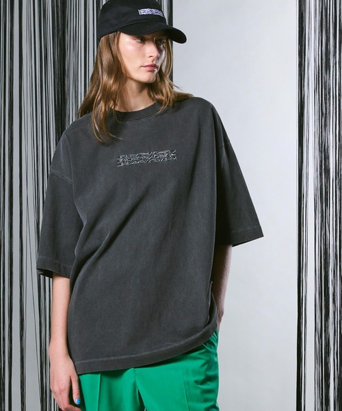 MAISON SPECIAL(メゾンスペシャル)の「《UNISEX》Logo Embroidery Prime-Over Pigment Crew Neck T-Shirt/ロゴエンブロイダリープライムオーバーピグメントクルーネックTシャツ【MAISON SPECIAL/メゾンスペシャル】(Tシャツ/カットソー・メンズ・グレイッシュベージュ/チャコールグレー/ラベンダー・1/2)」の2枚目の写真