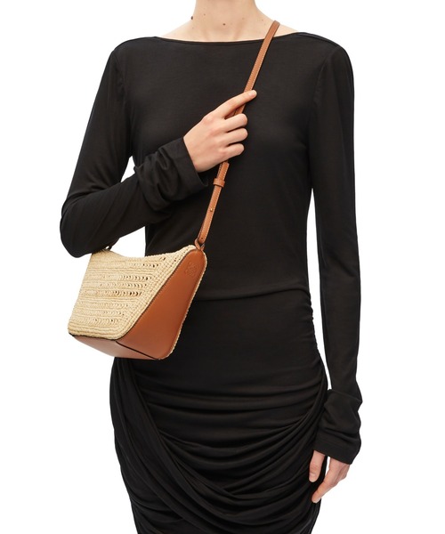 LOEWE(ロエベ)の「ハンモックホーボー ミニ(ラフィア&カーフ)(ハンドバッグ・レディース・ナチュラル・ONE SIZE)」の8枚目の写真