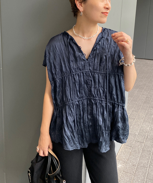 FRAMeWORK（フレームワーク）の「クリースサテンドロストフレンチトップス（シャツ/ブラウス・レディース・ブラック/ネイビー・FREE）」の2枚目の写真
