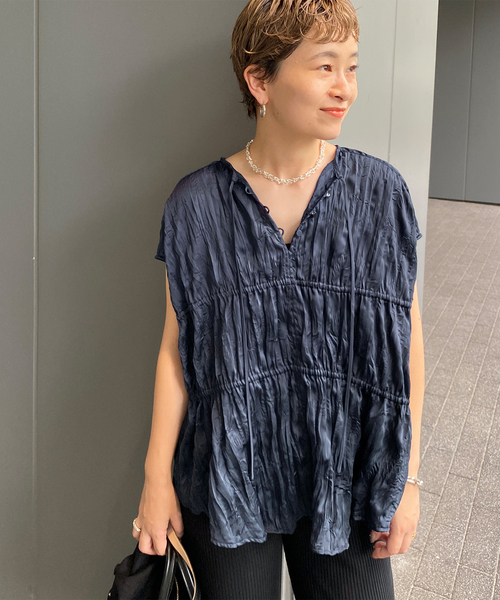 FRAMeWORK（フレームワーク）の「クリースサテンドロストフレンチトップス（シャツ/ブラウス・レディース・ブラック/ネイビー・FREE）」の7枚目の写真