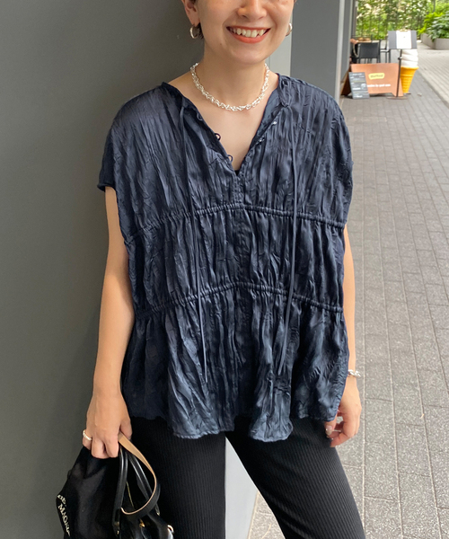 FRAMeWORK（フレームワーク）の「クリースサテンドロストフレンチトップス（シャツ/ブラウス・レディース・ブラック/ネイビー・FREE）」の6枚目の写真