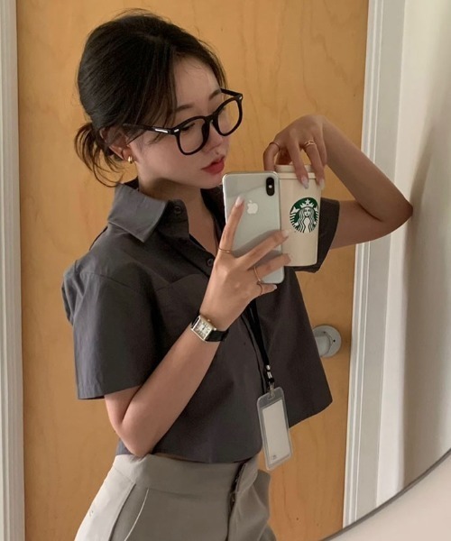 BEIDELLI（ベイデリー）の「[BELLIDE MADE] スタンダードセミクロップド半袖シャツ（シャツ/ブラウス・レディース・クリーム/チャコールグレー/スカイブルー/ホワイト・FREE）」の3枚目の写真