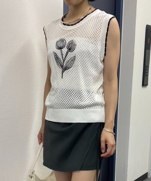 mebole(メボレ)の「flower刺繍サマーニットタンクトップ(タンクトップ・レディース・ホワイト/グリーン/ブラック/アイボリー・FREE)」の1枚目の写真