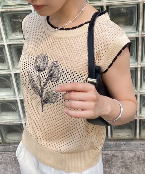 mebole(メボレ)の「flower刺繍サマーニットタンクトップ(タンクトップ・レディース・ホワイト/グリーン/ブラック/アイボリー・FREE)」の2枚目の写真