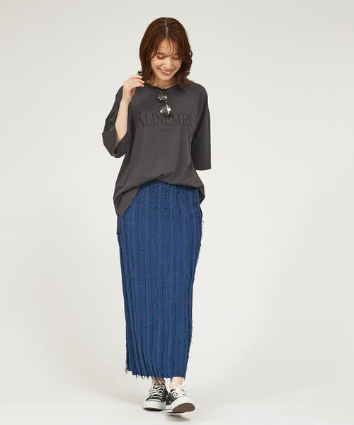 abahouse mavie(アバハウスマヴィ)の「【WEB Domani掲載】【セットアップ対応】フリンジニットタイトスカート(スカート・レディース・ブルー/ブラック・フリー)」の4枚目の写真