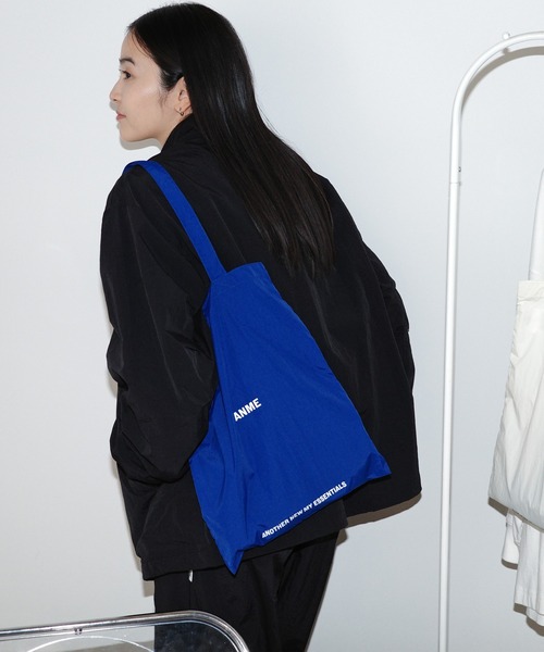 ANME（アンメ）の「【新色追加】ANMEロゴプリントA4トートバッグ（トートバッグ・レディース・ブルー/ブラック/アイボリー/グリーン/オレンジ/ライトブルー/イエロー/シルバー系/シルバー系その他・FREE）」の6枚目の写真