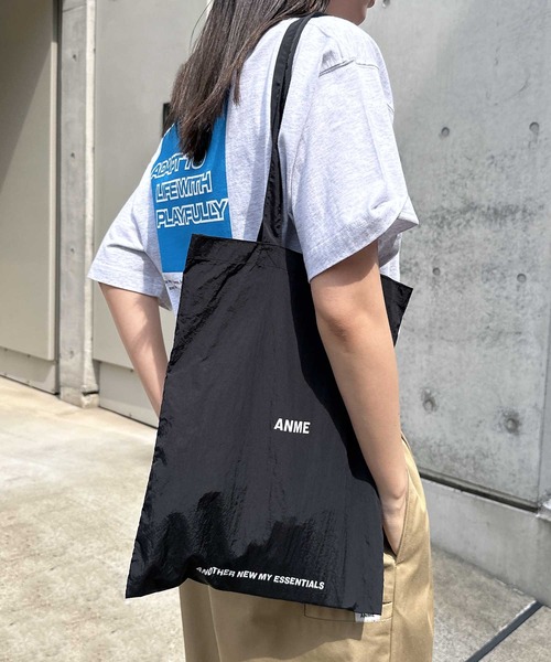 ANME（アンメ）の「【新色追加】ANMEロゴプリントA4トートバッグ（トートバッグ・レディース・ブルー/ブラック/アイボリー/グリーン/オレンジ/ライトブルー/イエロー/シルバー系/シルバー系その他・FREE）」の3枚目の写真