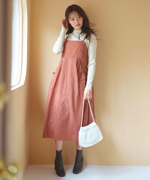 Feroux(フェルゥ)の「【洗える】ニットセット キャミソールワンピース(ワンピース・レディース・黄土色系/ブルー系/ブラック系・F)」の2枚目の写真