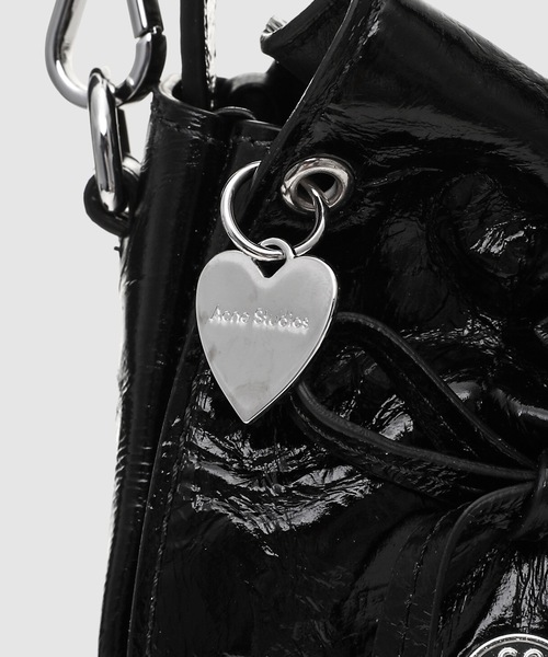 Acne Studios（アクネストゥディオズ）の「Multipocket Micro Crossbody Crinkled Patent（ショルダーバッグ・レディース・ブラック・ONE SIZE）」の6枚目の写真