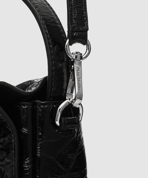 Acne Studios（アクネストゥディオズ）の「Multipocket Micro Crossbody Crinkled Patent（ショルダーバッグ・レディース・ブラック・ONE SIZE）」の5枚目の写真