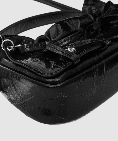 Acne Studios（アクネストゥディオズ）の「Multipocket Micro Crossbody Crinkled Patent（ショルダーバッグ・レディース・ブラック・ONE SIZE）」の8枚目の写真