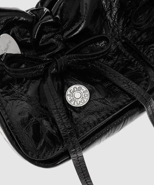Acne Studios（アクネストゥディオズ）の「Multipocket Micro Crossbody Crinkled Patent（ショルダーバッグ・レディース・ブラック・ONE SIZE）」の4枚目の写真