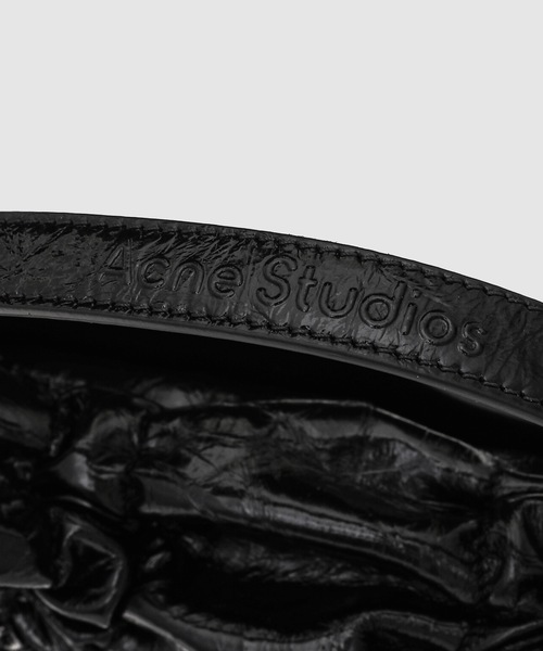 Acne Studios（アクネストゥディオズ）の「Multipocket Micro Crossbody Crinkled Patent（ショルダーバッグ・レディース・ブラック・ONE SIZE）」の3枚目の写真