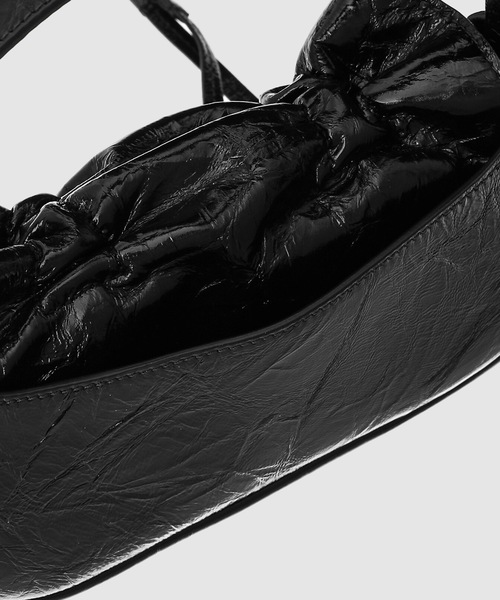 Acne Studios（アクネストゥディオズ）の「Multipocket Micro Crossbody Crinkled Patent（ショルダーバッグ・レディース・ブラック・ONE SIZE）」の7枚目の写真