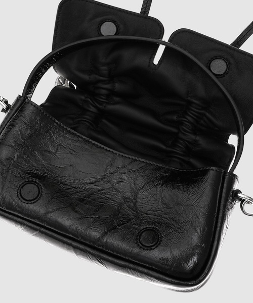 Acne Studios（アクネストゥディオズ）の「Multipocket Micro Crossbody Crinkled Patent（ショルダーバッグ・レディース・ブラック・ONE SIZE）」の9枚目の写真