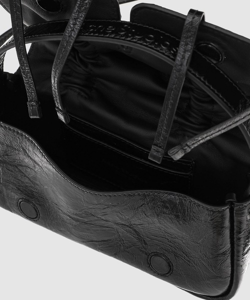Acne Studios（アクネストゥディオズ）の「Multipocket Micro Crossbody Crinkled Patent（ショルダーバッグ・レディース・ブラック・ONE SIZE）」の10枚目の写真