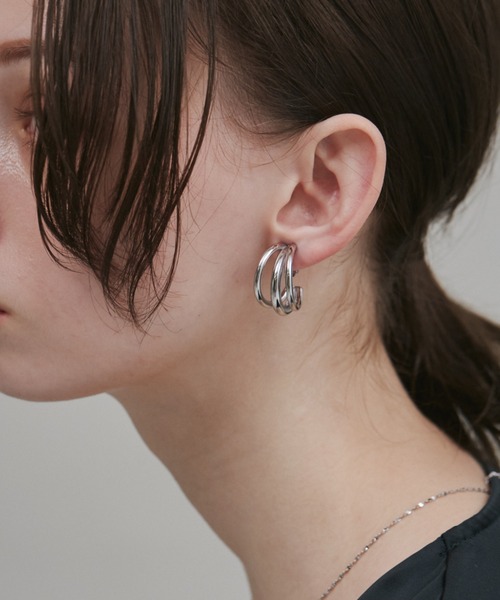 ciite' surgical stainless(シーテサージカルステンレス)の「【 金属アレルギー対応 】 トリプルライン イヤリング サージカルステンレス (両耳用)(イヤリング・レディース・ゴールド/シルバー・FREE)」の5枚目の写真