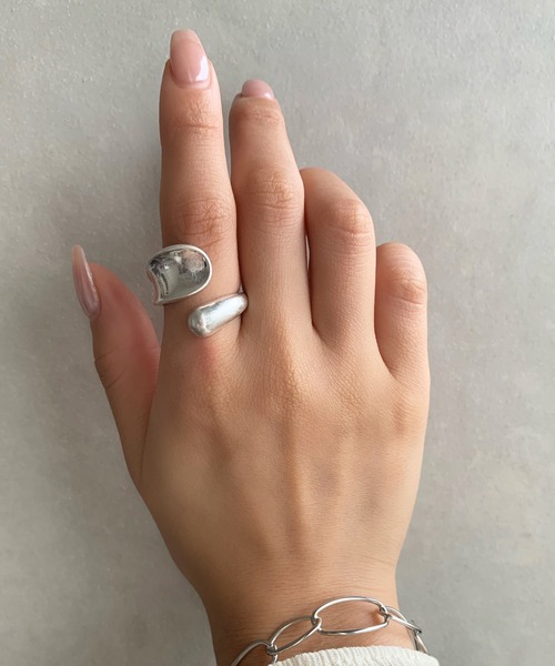 ciite'(シーテ)の「twist ring / ツイストリング(リング・レディース・ゴールド/シルバー・FREE)」の4枚目の写真