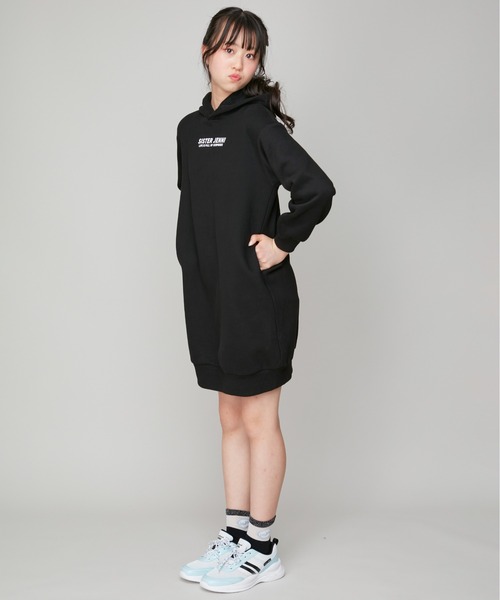 SISTER JENNI(SISTER JENNI)の「【あったか】裏起毛エンボスロゴパーカーワンピ(ワンピース・キッズ・ブラック/サックスブルー・130cm/140cm/150cm/160cm)」の4枚目の写真