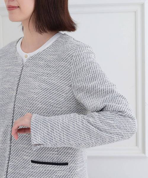 SHOO・LA・RUE（シューラルー）の「【S-3L】セレモニーからデイリーにも 軽くて柔らかくて着心地の良い カットツイードジャケット（ノーカラージャケット・レディース・ブラック系3/ホワイト系6・03/02/01/05/04）」の15枚目の写真