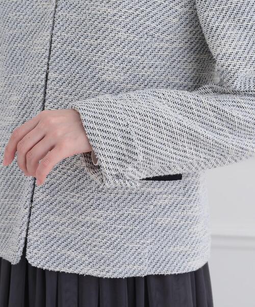 SHOO・LA・RUE（シューラルー）の「【S-3L】セレモニーからデイリーにも 軽くて柔らかくて着心地の良い カットツイードジャケット（ノーカラージャケット・レディース・ブラック系3/ホワイト系6・03/02/01/05/04）」の16枚目の写真