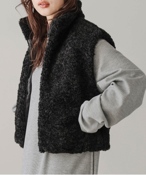 AMELY(エミリー)の「スタンドネックベスト(ベスト・レディース・グレー系2/ブラウン系2/ブラウン系1/ベージュ系2/ブラック系1/グレー系1/ブラック系2/ベージュ系1・フリー)」の2枚目の写真