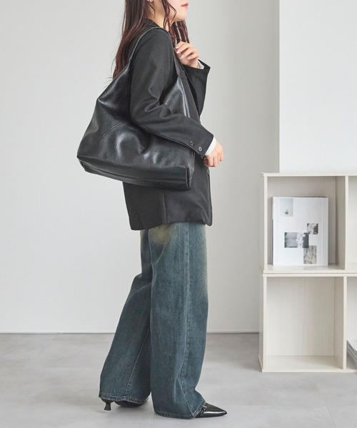 LinoU.(リノユー)の「フェイクレザートライアングルトートバッグ(トートバッグ・レディース・キャメル/ブラウン/ブラック・FREE)」の16枚目の写真