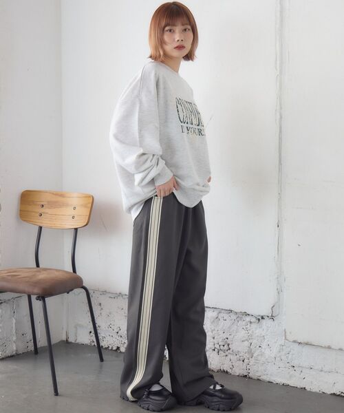 RETRO GIRL(レトロガール)の「フラワープリントトレーナー(スウェット・レディース・ナチュラル/ダークブルー/ホワイト系その他・FREE)」の18枚目の写真