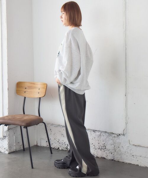 RETRO GIRL(レトロガール)の「フラワープリントトレーナー(スウェット・レディース・ナチュラル/ダークブルー/ホワイト系その他・FREE)」の19枚目の写真