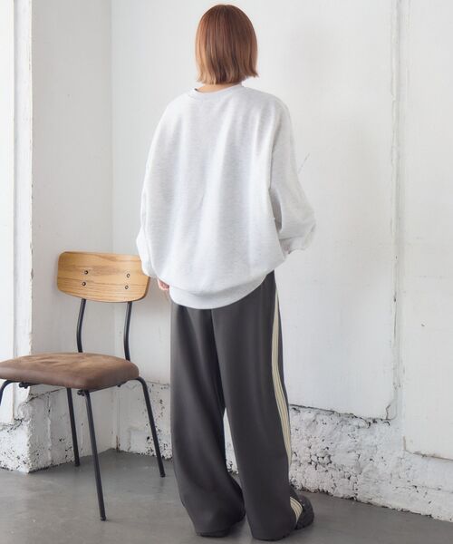 RETRO GIRL(レトロガール)の「フラワープリントトレーナー(スウェット・レディース・ナチュラル/ダークブルー/ホワイト系その他・FREE)」の20枚目の写真