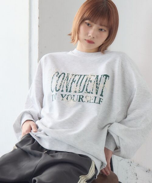 RETRO GIRL(レトロガール)の「フラワープリントトレーナー(スウェット・レディース・ナチュラル/ダークブルー/ホワイト系その他・FREE)」の5枚目の写真