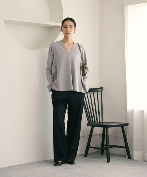 BEAUTY&YOUTH UNITED ARROWS(ビューティーアンドユースユナイテッドアローズ)の「【WEB限定 Wardrobe DAILY MINIMAL】ペプラム Vネックプルオーバーカットソー(Tシャツ/カットソー・レディース・ブラック/ベージュ/オフホワイト/ライトグレー・FREE)」の22枚目の写真