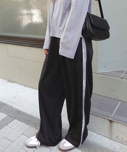 CORNERS by KR(コーナーズバイケーアール)の「【CORNERS by KR】グリッターライントラックパンツ(スラックス・レディース・ブラウン/ブラック/グレー・M)」の22枚目の写真
