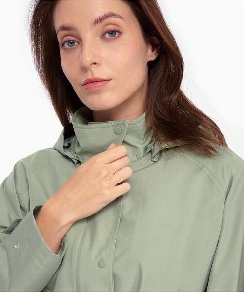 AIGLE（エーグル）の「防風 撥水 透湿 GORE-TEX ゴアテックス 2レイヤー フーデッド ベルベッドロングトレンチコート /フード取り外し可（トレンチコート・レディース・ライトグリーン/ベージュ・L/M/S/XS）」の7枚目の写真