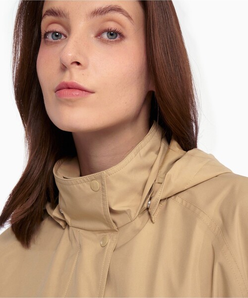 AIGLE（エーグル）の「防風 撥水 透湿 GORE-TEX ゴアテックス 2レイヤー フーデッド ベルベッドロングトレンチコート /フード取り外し可（トレンチコート・レディース・ライトグリーン/ベージュ・L/M/S/XS）」の13枚目の写真