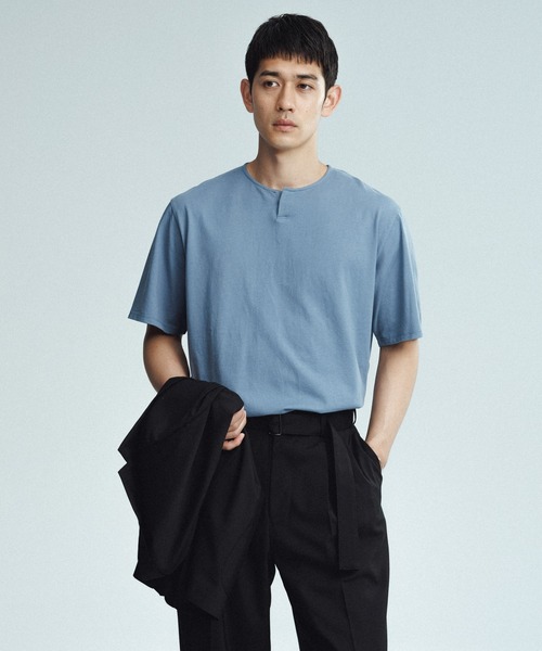 ADAM ET ROPE'(アダムエロペ)の「ボックスシルエット ミニマム キーネック Tシャツ(Tシャツ/カットソー・メンズ・ブラック/ホワイト/ブルー系その他6・L/M)」の3枚目の写真