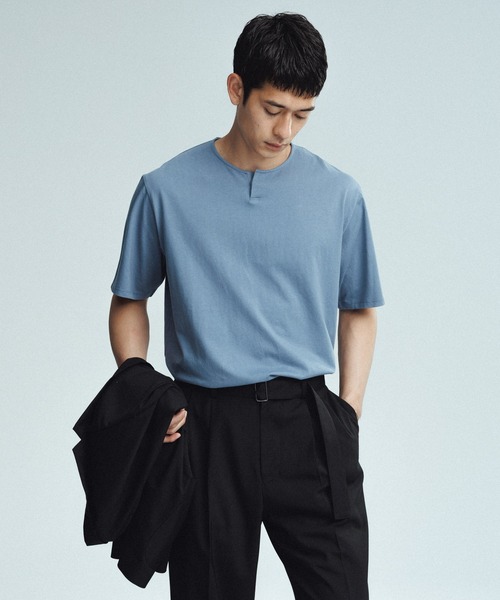 ADAM ET ROPE'(アダムエロペ)の「ボックスシルエット ミニマム キーネック Tシャツ(Tシャツ/カットソー・メンズ・ブラック/ホワイト/ブルー系その他6・L/M)」の11枚目の写真