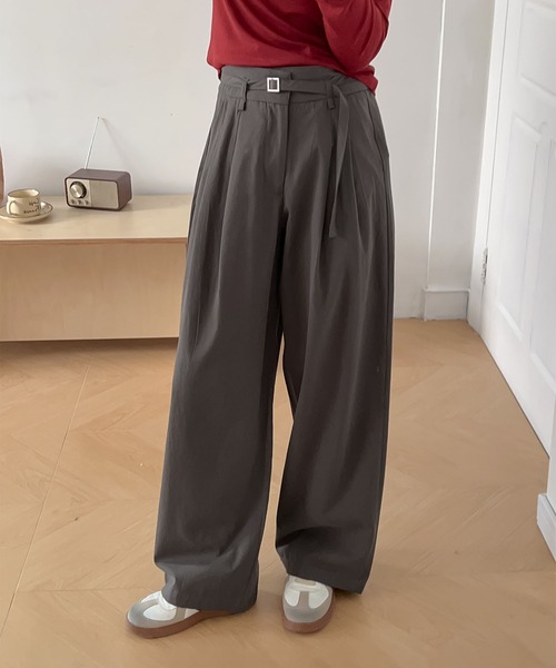 DECADE CLASSIC(ディケイド クラシック)の「ベルト付きタックワイドパンツ(チノパンツ・レディース・ダークグレー/ライトベージュ/ベージュ・SMALL/MEDIUM)」の1枚目の写真