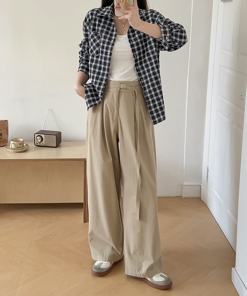 DECADE CLASSIC(ディケイド クラシック)の「ベルト付きタックワイドパンツ(チノパンツ・レディース・ダークグレー/ライトベージュ/ベージュ・SMALL/MEDIUM)」の6枚目の写真
