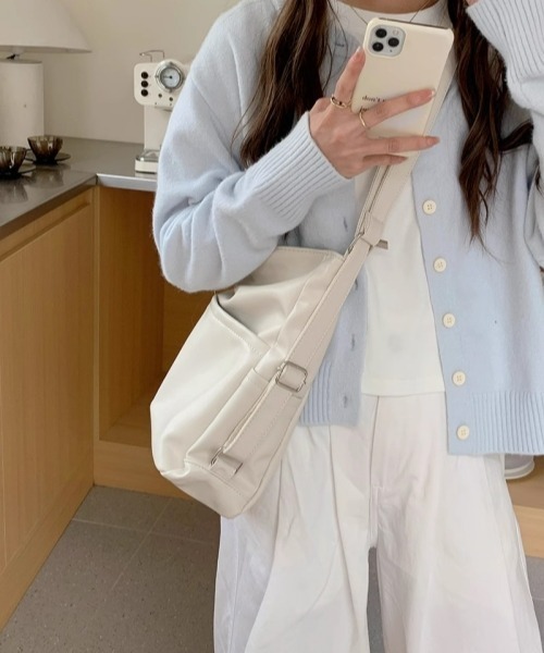 gossip！ロサンゼルス（ゴシップロサンゼルス）の「レトロ風 大容量 3WAYバッグ（トート・ショルダー・リュック対応）（ショルダーバッグ・レディース・ブラウン/ブラック/ホワイト・FREE）」の2枚目の写真