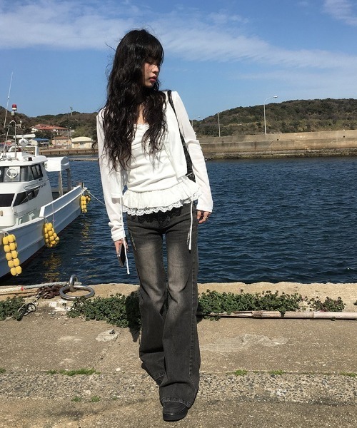 anyonemore（エニワンモア）の「[A/M] ブラックデニムウォッシングブーツカットパンツ（デニムパンツ・レディース・ブラック・SMALL/MEDIUM/LARGE）」の4枚目の写真