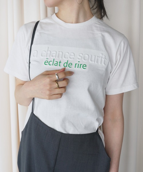 O'fmus(オフムス)の「【O'fmus】エンボスロゴコンパクトTシャツ ofmw25s018(Tシャツ/カットソー・レディース・ホワイト/チャコールグレー・FREE)」の2枚目の写真