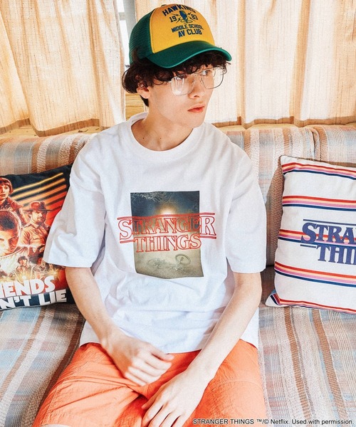 nikoand☆ STRANGERTHIGS 未知の世界 コラボシャツ STRANGER THINGS】コラボ ポスター風プリントTシャツ（Tシャツ