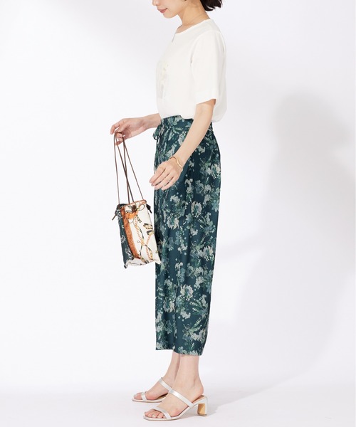 BELLUNA PLUS(ベルーナ)の「〈日比谷花壇〉ドロスト使いワイドパンツ(その他パンツ・レディース・オフホワイト/ネイビー系・MEDIUM/LARGE/X-LARGE)」の13枚目の写真
