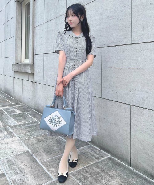 an another angelus(アンアナザーアンジェラス)の「レトロ釦使い開衿シャツワンピース【1枚で快適】夏服(シャツワンピース・レディース・ブルー/ホワイト×ブルー/グリーン・FREE)」の2枚目の写真