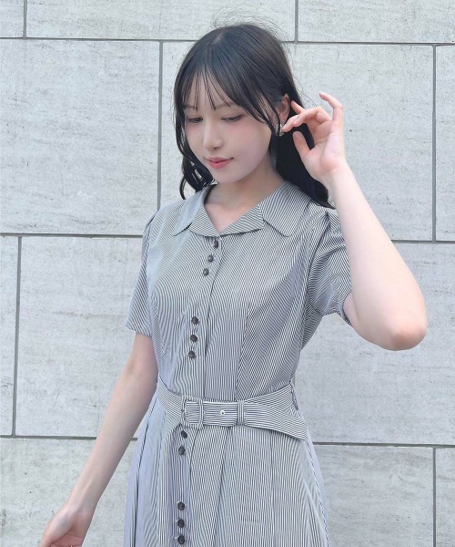 an another angelus(アンアナザーアンジェラス)の「レトロ釦使い開衿シャツワンピース【1枚で快適】夏服(シャツワンピース・レディース・ブルー/ホワイト×ブルー/グリーン・FREE)」の4枚目の写真