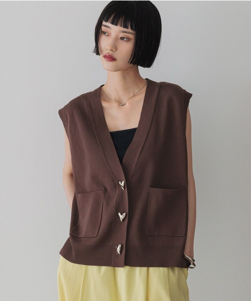 LOWRYS FARM（ローリーズファーム）の「デコボタンＶベスト  577236（ベスト・レディース・ブラウン/ブラック/アイボリー・FREE）」の3枚目の写真