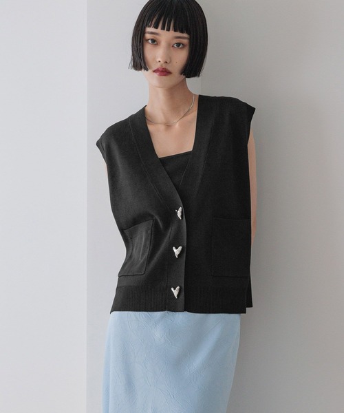 LOWRYS FARM（ローリーズファーム）の「デコボタンＶベスト  577236（ベスト・レディース・ブラウン/ブラック/アイボリー・FREE）」の2枚目の写真