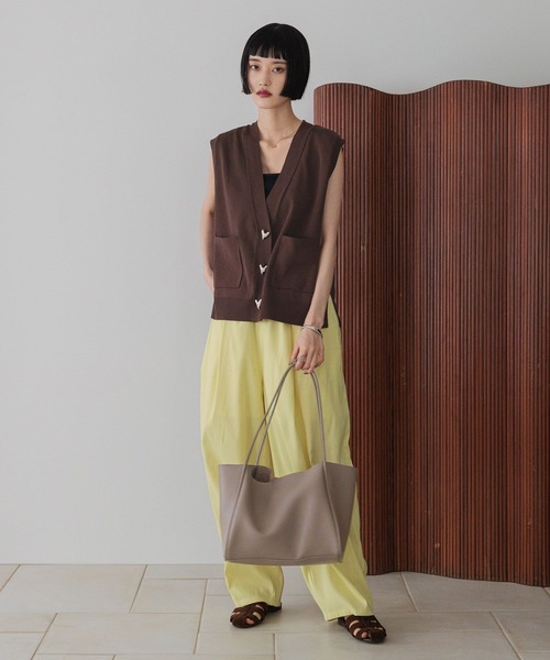 LOWRYS FARM（ローリーズファーム）の「デコボタンＶベスト  577236（ベスト・レディース・ブラウン/ブラック/アイボリー・FREE）」の4枚目の写真