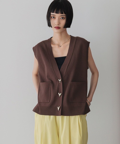 LOWRYS FARM（ローリーズファーム）の「デコボタンＶベスト  577236（ベスト・レディース・ブラウン/ブラック/アイボリー・FREE）」の6枚目の写真